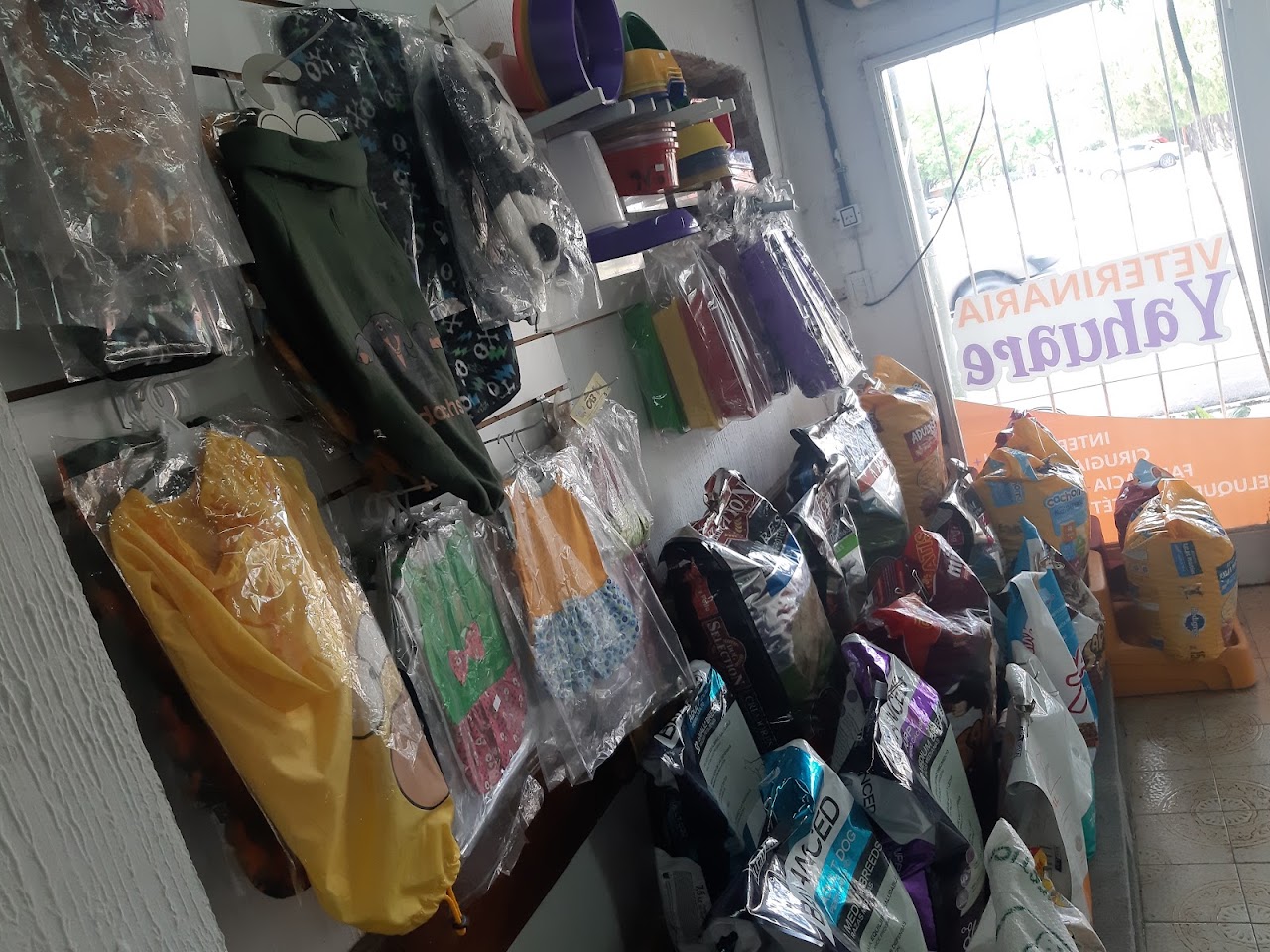 Interior de Veterinaria Yahuaré